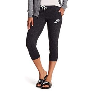 NIKE Cropped Joggers
